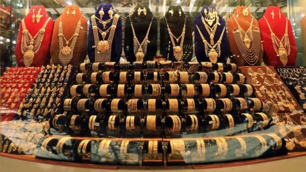 Gold Rate Today: சனி, ஞாயிறுக்கு பின் சரிந்த தங்கம் விலை! சென்னையில் சவரன் எவ்வளவு? 