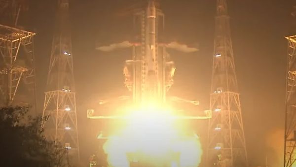 ஸ்ரீஹரிகோட்டாவிலிருந்து இஸ்ரோவின் 100வது குழந்தை.. GSLV F15 வெற்றிகரமாக விண்ணில் ஏவப்பட்டது!