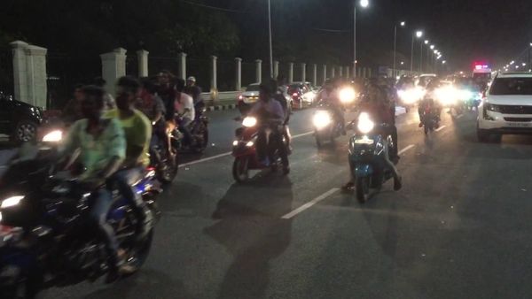 புத்தாண்டு நள்ளிரவில் பைக் ரேஸ்.. 242 வாகனங்களை ‘பொறி’ வைத்து தூக்கிய போலீஸ்!