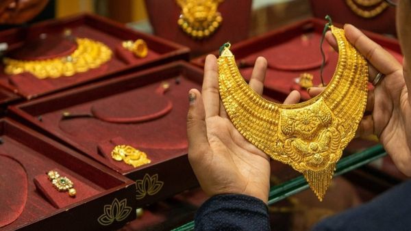  Gold Rate Today: புத்தாண்டு அன்றே உயர்ந்த தங்கம் விலை! சென்னையில் இன்று சவரன் எவ்வளவு?
