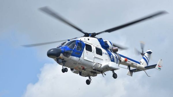 2 பைலட் உள்பட 3 பேர் பலி.. குஜராத்தில் கடலோர காவல்படை ஹெலிகாப்டர் விழுந்து நொறுங்கி பயங்கர விபத்து