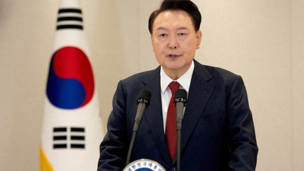 தென் கொரியாவில் பதவி நீக்கம் செய்யப்பட்ட அதிபர் யூன் சுக் இயோல் அதிரடியாக கைது