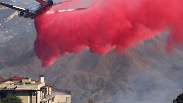 திடீரென பிங்க் கலர் பவுடரை வீசும் அமெரிக்க வீரர்கள்.. அடுத்த நொடி அணைந்த காட்டுத்தீ! அது எப்படி!