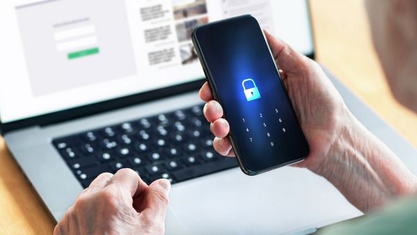 இந்த 5 விஷயங்கள் உங்கள் செல்போனில் இருக்கா.. ஹேக் செய்யப்பட்டிருக்க வாய்ப்பு அதிகம்! நோட் பண்ணுங்க