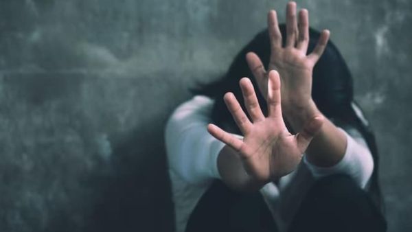 அந்தரங்க உறுப்பில் இருந்த பிளேடு.. பெற்றோருக்கு பயந்து இளம்பெண் செய்த செயல்.. பின்னணியில் பகீர்