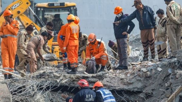 36 மணி நேரம்..கட்டிட இடிபாட்டில் குடும்பத்தை காப்பாற்றிய 3 தக்காளிகள்! அதிசயித்து போன டெல்லி போலீஸ்