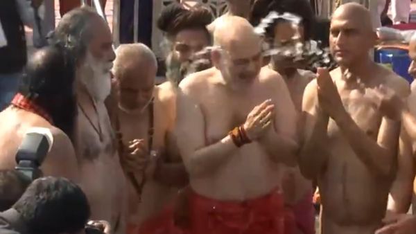 உ.பி. மகா கும்பமேளா: சாதுக்கள் புடை சூழ புனித நீராடிய மத்திய உள்துறை அமைச்சர் அமித்ஷா!