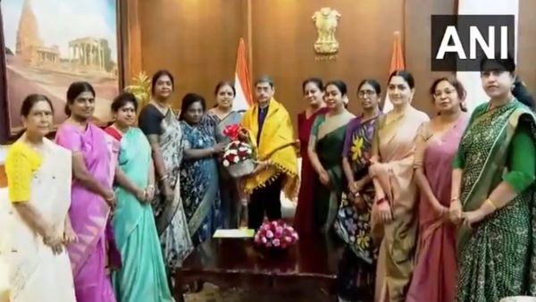 ராஜ்பவனுக்கு படையெடுத்த பாஜக பெண் நிர்வாகிகள்! மாணவி சம்பவத்தில் நீதி கேட்டு ஆளுநரிடம் மனு