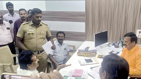 கிருஷ்ணகிரி அரசு அதிகாரி ரூமில் கேட்ட பீப் சத்தம்.. நகராட்சி கமிஷனர் ஆபீஸ் கடிகாரத்தில் அந்த பொருள்?