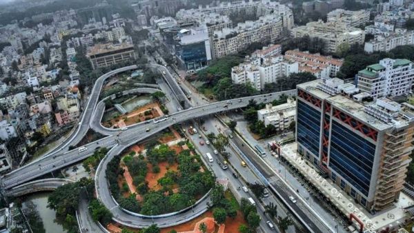 பெங்களூரில் பிரபல தனியார் ஹோட்டல் மொட்டை மாடியில்.. இளம் பெண்ணிடம் அத்துமீறல்.. 3 பேர் கைது