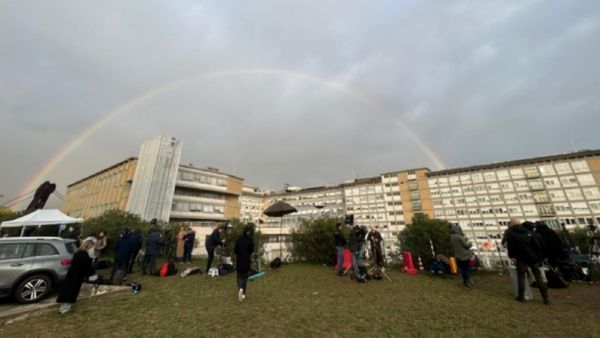 போப் அனுமதிக்கப்பட்ட மருத்துவமனையில் நடந்த திடீர் அதிசயம்.. பரவசத்தில் கிறிஸ்தவர்கள்!