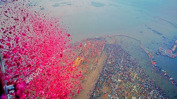 வசந்த பஞ்சமி..கும்பமேளாவில் நடந்த அதிசயம்! வானிலிருந்து கலர் கலராய்.. என்ன அது? அதிசயித்த பக்தர்கள்!