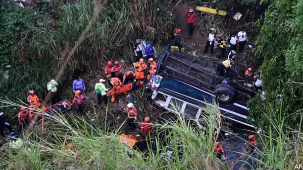 குவாடெமாலா விபத்தில் 51 பேர் பலி! சாலை தடுப்பை உடைத்துக்கொண்டு பள்ளத்தாக்கில் பாய்ந்த பேருந்து!