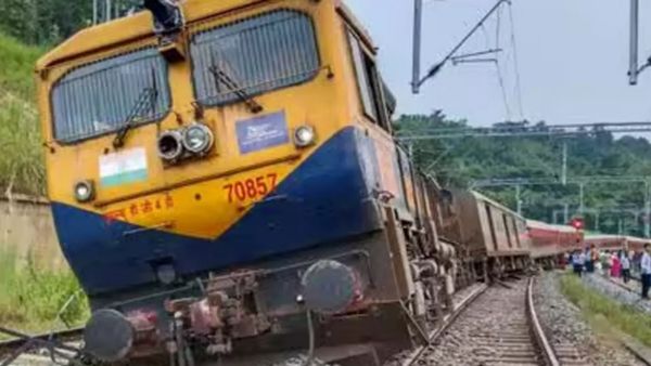 கொல்கத்தா- சென்னை விரைவு ரயில் தடம் புரண்டு விபத்து.. ஒடிசாவில் பரபரப்பு    
