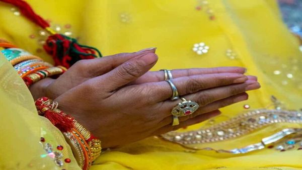 வில்லங்கம் தந்த ஆசை.. ஒரே மேடை, ஒரே நாள், ஒரே நேரத்தில் அக்கா - தங்கைக்கு கல்யாண ஏற்பாடு.. அப்பறம்?