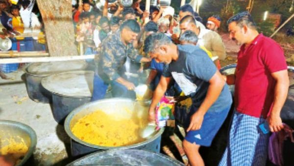 மதுரையில் மணக்க மணக்க பிரியாணி.. 150 ஆடுகள், 300 கோழிகள்.. கோயில் திருவிழாவில் அள்ளி சென்ற பக்தர்கள்