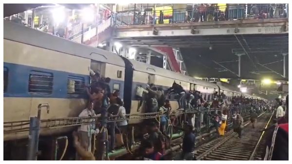 டெல்லி ரயில் நிலையத்தில் கூட்ட நெரிசல்.. 3 குழந்தைகள் உட்பட 18 பேர் பலி!