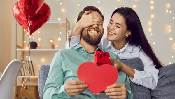 காதலர் தினம்: உங்கள் லவ்வருக்கு இந்த 7 பொருளை கிஃப்ட்டா கொடுக்காதீங்க! மீறினால் பிரேக் அப்தான்!