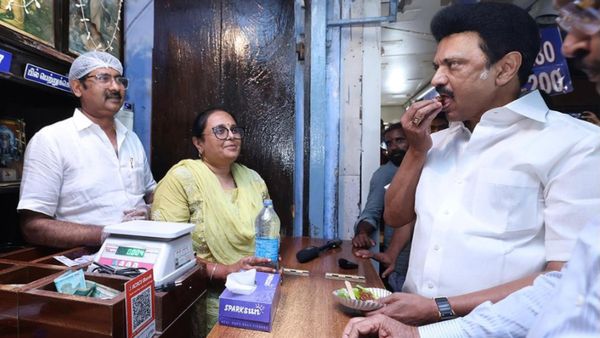 சட்டென நடந்தே சென்று.. இருட்டு கடை அல்வாவை ருசித்த ஸ்டாலின்.. ருசி சூப்பர் என ரசித்து பாராட்டு!