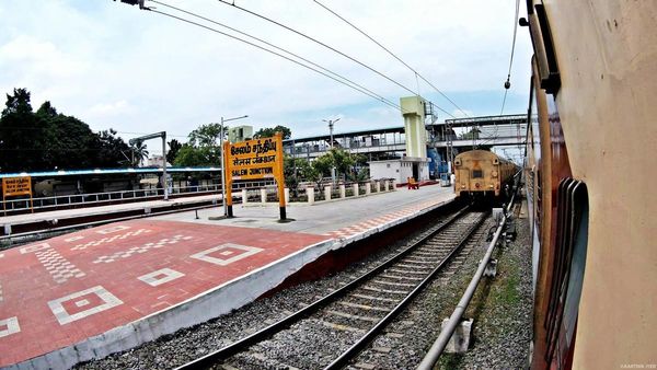 சேலம் டூ பிரயாக்ராஜ்.. ஓசி ரயிலில் கும்பமேளா.. 2000 கிமீ பயணித்து மனைவிக்கு கணவன் தந்த ட்விஸ்ட்
