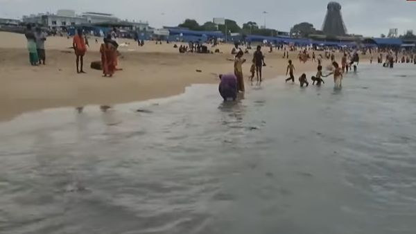 திருச்செந்தூர் கடலில் திடீரென 50 அடிக்கு கடல் உள்வாங்கியதால் பரபரப்பு! கோயில் நிர்வாகம் செய்த செயல்!