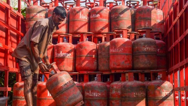 பட்ஜெட் நாளில் சர்ப்ரைஸ்.. வணிக பயன்பாட்டிற்கான சிலிண்டர் விலை குறைப்பு.. ரேட் என்ன? விவரம்!