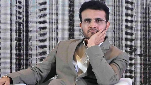 நூலிழையில் உயிர் தப்பிய சவுரவ் கங்குலி.. குறுக்கே வந்த லாரியால் விபத்தில் சிக்கிய கார்.. என்ன நடந்தது?