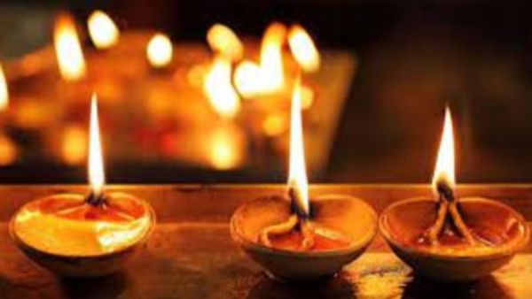 வீடுகளில் விளக்கை எந்த திசை நோக்கி ஏற்ற வேண்டும்? பஞ்ச தீப எண்ணெயில் ஏற்றலாமா?