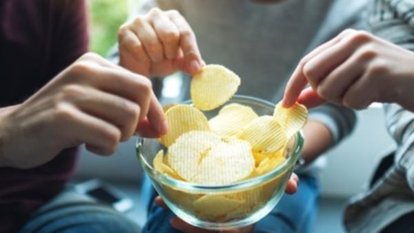 மொறுமொறு சிப்ஸ்.. ஆசையா தொட்டால் இந்திய பொருளாதாரத்துக்கே ஆபத்து! எச்சரிக்கும் நிபுணர்கள்