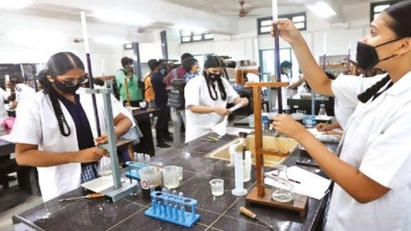 மாணவர்களுக்கு ஹேப்பி.. 10, 12ம் வகுப்பு செய்முறை தேர்வுக்கு தடையில்லா மின்சாரம்.. தமிழக மின்வாரியம்