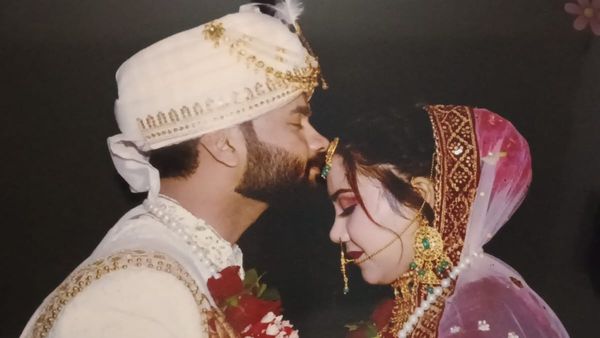 இரவில் கணவனுக்கு பாசத்துடன் 