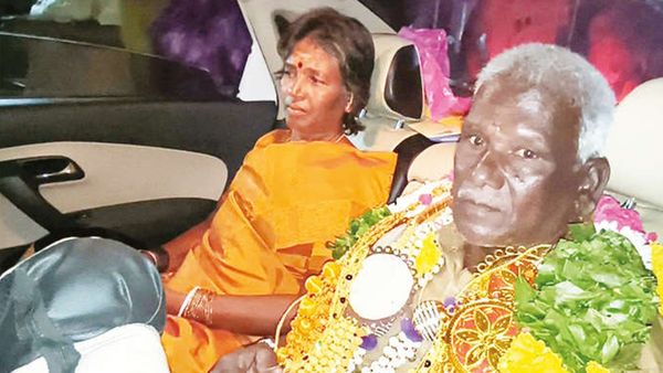 கோவை அருகே பணி ஓய்வு பெற்ற தூய்மை பணியாளரை நெகிழ வைத்த அன்னூர் பேரூராட்சி தலைவர்