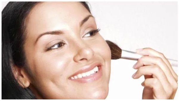 மூஞ்சிக்கு பவுடர் பூசினால் கேன்சர் வருமா? டால்கம் பவுடர் போடக்கூடாதா? யாரெல்லாம் முகத்துக்கு பூசலாம்