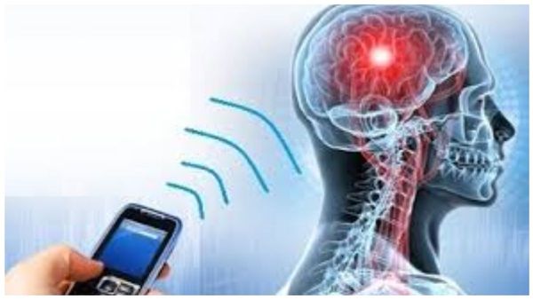 மூளை பாதிக்குமாமே.. நைட் தூங்கும்போது செல்போன் பாக்கறீங்களா? உடல் எடையும் கூடும்.. இதோ சொல்லிட்டாங்க