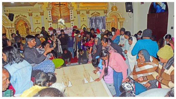 கல்யாண பெண்ணை அலேக்காக மணமகன் தூக்கியபோது.. இப்படியும் நடக்குமா? மறக்க முடியாத பெங்களூர் போட்டோஷூட்