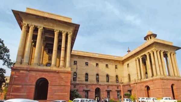 அரசு அதிகாரிகளுக்கு அதிர வைக்கும் அறிவிப்பு வரலாம்.. நாடாளுமன்ற நிலைக்குழு சொன்னதை கவனித்தீர்களா?