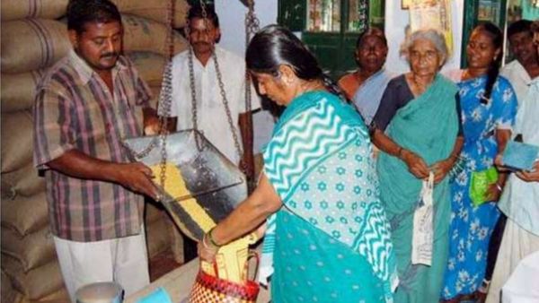 ரேஷன் கார்டு வைத்துள்ளோருக்கு மகிழ்ச்சி.. ஆள் அனுப்பி ரேஷன் வாங்கறீங்களா? முதியோர்களுக்கு புது வசதி