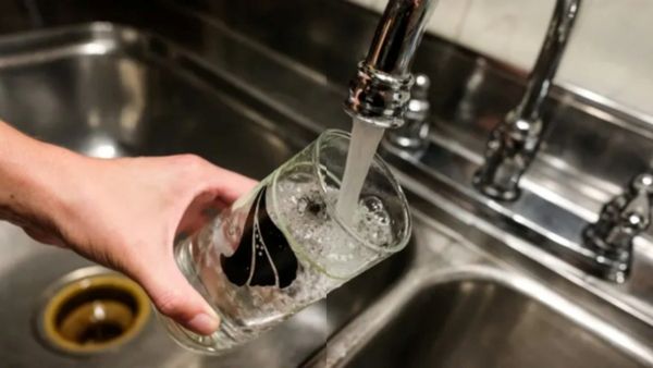 Hernia: தண்ணீரை இப்படி குடித்தால் ஹெர்னியா வருமா? நீரை எப்படி குடிப்பது?