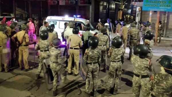 படத்தால் வந்த பஞ்சாயத்து.. அவுரங்கசீப் கல்லறையை இடிக்க கோரும் இந்துத்வ அமைப்புகள்.. நாக்பூரில் 144.!