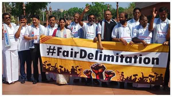 தொகுதி மறுசீரமைப்பு: திமுக தொடர் போராட்டம்- லோக்சபாவில் விவாதிக்க கோரி கனிமொழி எம்பி நோட்டீஸ்