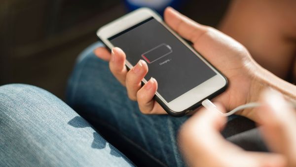 ஈரக் கையுடன் செல்போனுக்கு சார்ஜ் போட்டதால் வந்த வினை.. சென்னை பள்ளி மாணவிக்கு ஏற்பட்ட பரிதாபம்!