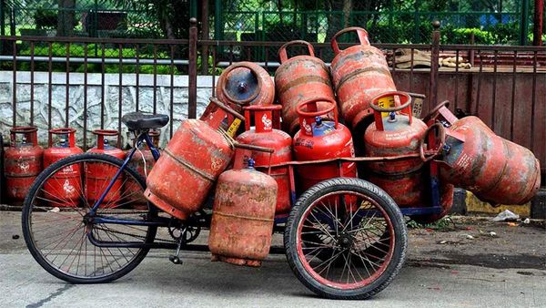 கேஸ் சிலிண்டர் தொடர்பான கட்டணமில்லா தொலைபேசியில் இந்தியில் மட்டுமே பதில்.. தமிழ் மக்கள் ஏமாற்றம்