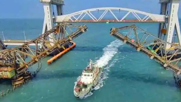 பாம்பன் ரயில் பாலம் இன்னும் 2 வாரத்தில் திறப்பு.. பிரதமர் மோடி திறந்து வைக்கிறார்.. வெளியான தகவல்!