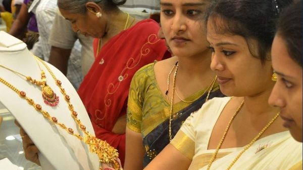 பங்கு சந்தையில் பணம் போட்டவர்களும், தங்கத்தில் பணத்தை போட்டவர்களும்.. அடுத்தடுத்து நடந்த ட்விஸ்ட்