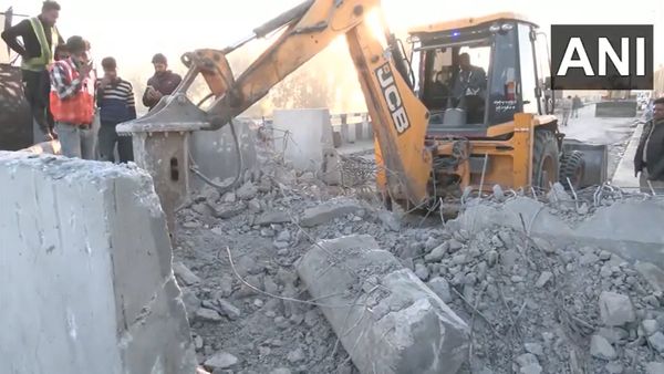 ஹரியானா எல்லையில் போராடிய விவசாயிகள் மீது பாய்ந்தது பஞ்சாப் போலீஸ்- கூடாரங்கள் ஜேசிபி மூலம் இடிப்பு!