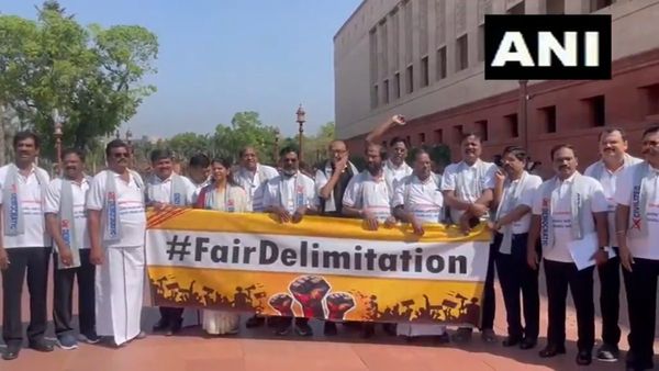 தொகுதி சீரமைப்பு-இன்றும் தமிழக எம்பிக்கள் போராட்டம்- கவனம் ஈர்த்த 'டி சர்ட்'- நாடாளுமன்றம் முடக்கம்!