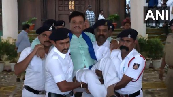 தூக்கி வீசப்பட்ட 18 பாஜக எம்எல்ஏக்கள்.. ஹனி டிராப்பால் களேபரமான கர்நாடகா சட்டசபை.. அதிரடி சஸ்பெண்ட்