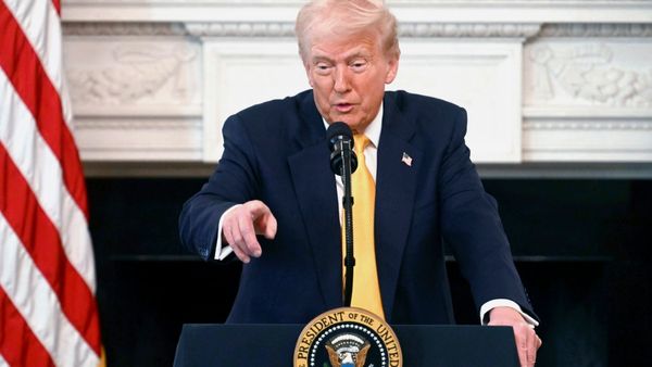 கனடா, சீனா, மெக்சிகோவுக்கு வரி கன்பார்ம்.. மீண்டும் முருங்கை மரம் ஏறிய டிரம்ப்!