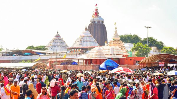 பூரி ஜெகன்னாதர் கோயிலில் இத்தனை அற்புதங்களா? கோபுரம் மீது பறவைகளே பறக்காதாமே?