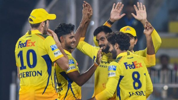 இந்த மேட்சையும் சாமிகிட்ட விட்டுடீங்களா.. இல்லை இந்த சீசனை சாமிகிட்ட விட்டுட்டோம்.. சிஎஸ்கே மீம்ஸ்